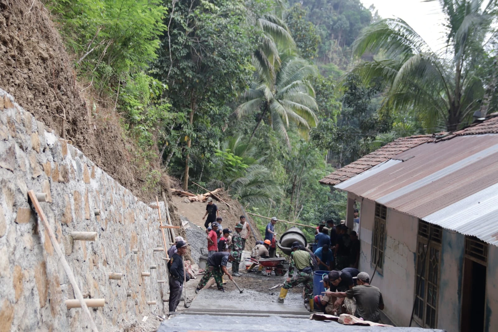 Gotong Royong Satgas TMMD dan Warga Percepat Pembangunan Jalan Rabat Beton di Banjarnegara